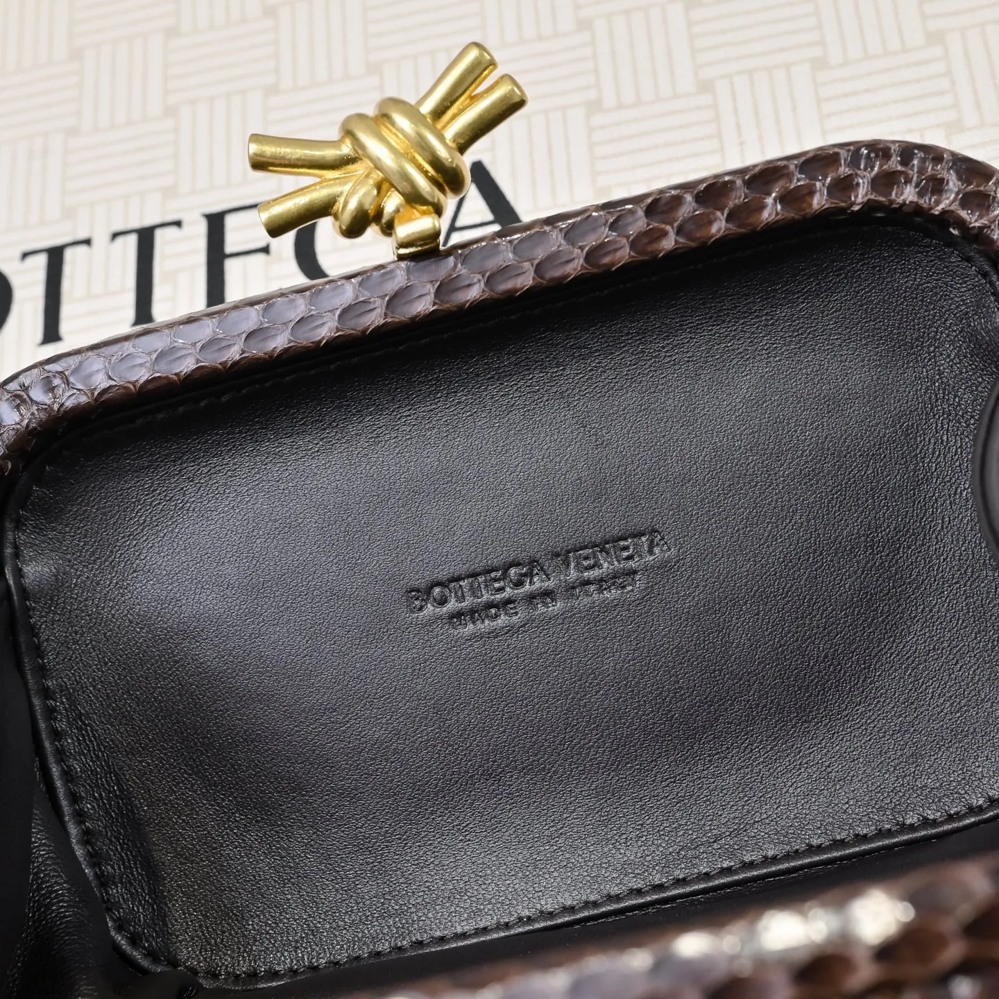 Batch 1860 #BV Knot snakeskin woven evening bag series 🐍 Fashion choice Rare snakeskin bags are full of charm 🌟Using snakeskin pattern woven with knot buckle, the unique texture makes you feel a different kind of refinement and elegance when you touch it 🎀 Its luster is low-key and luxurious, whether it is in the sun or under the light, it can reflect the charming colors 🌈 Holding it in your hand or hanging on your wrist will make you look more elegant and charming✨✨ Model: 717622 Size: 20x12x5.5